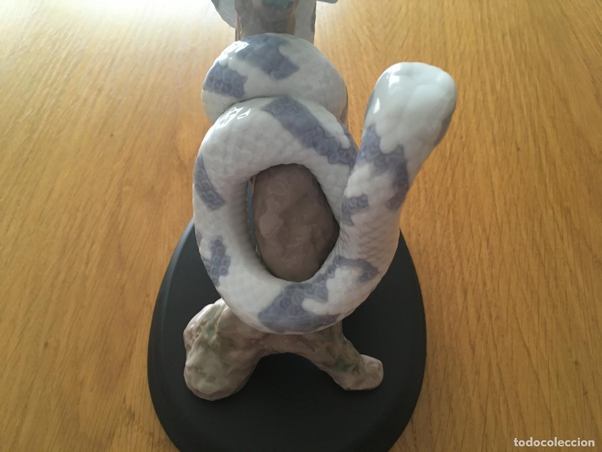 Arte: Serpiente de Lladr&oacute; con peana de madera. - Foto 3