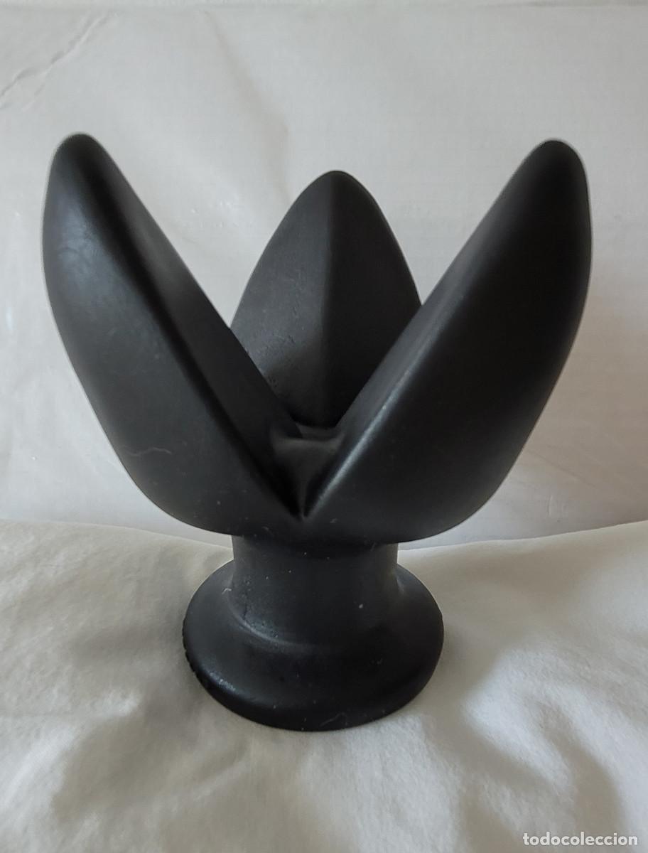 Kunst: Escultura decorativa moderna negra de resina &ndash; Dise&ntilde;o abstracto estilo flor/loto