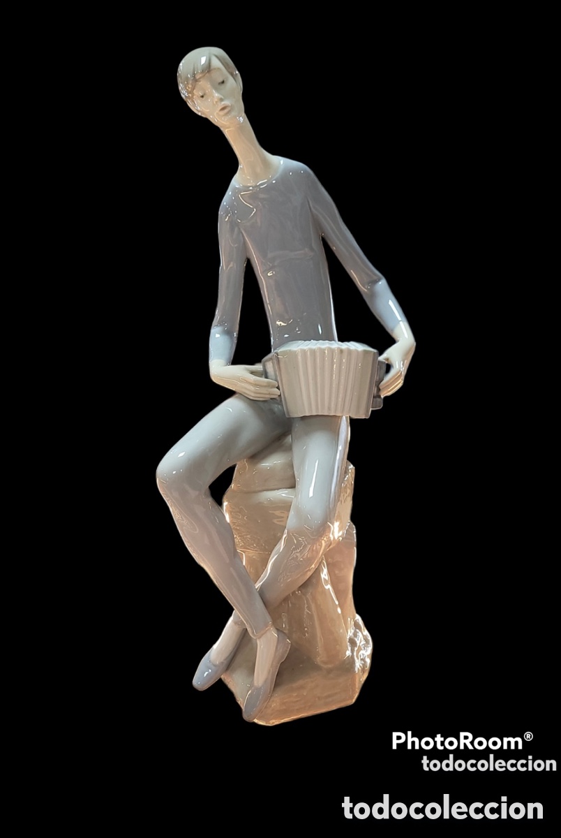 Kunst: LLADR&Oacute; A&ntilde;os 80. Figura &ldquo;Muchacho con Acorde&oacute;n&rdquo;