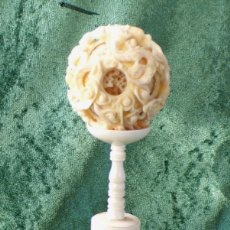 Arte: MEJI PERIOD IVORY PUZZLE BALL WITH STAND