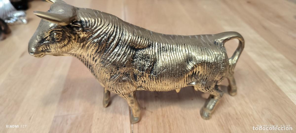Arte: Antiguo toro de bronce. - Foto 1