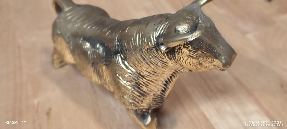 Arte: Antiguo toro de bronce. - Foto 3