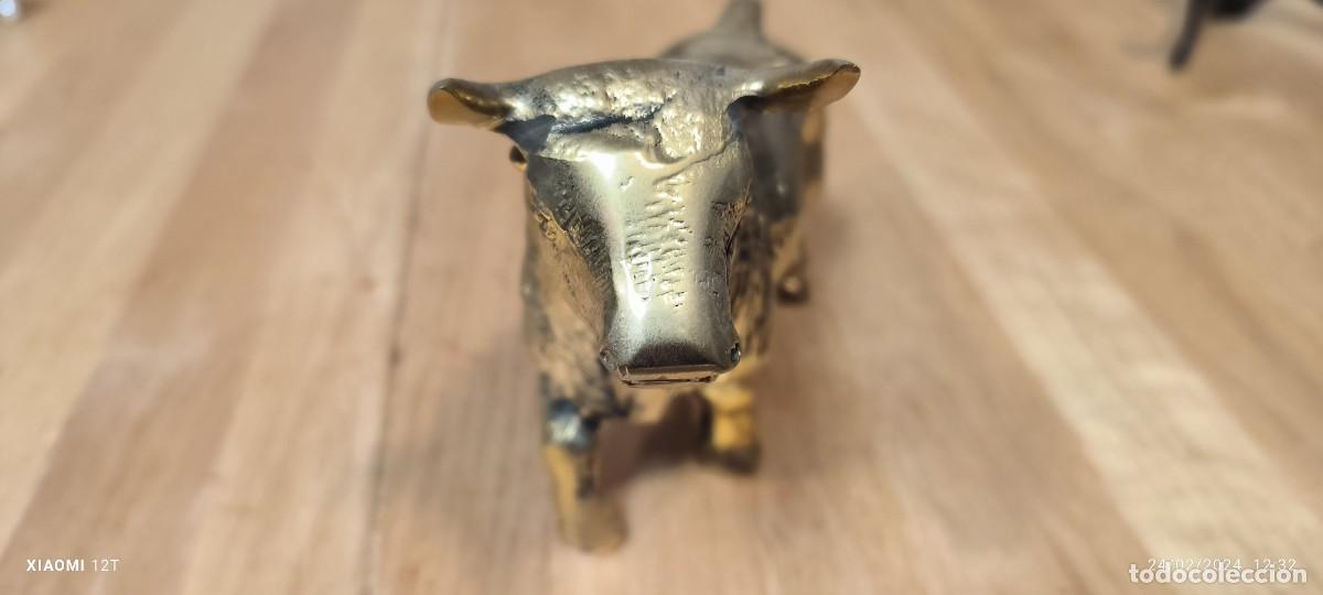Arte: Antiguo toro de bronce. - Foto 9