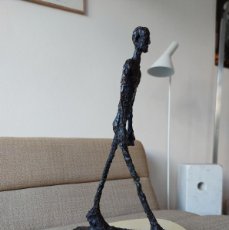Arte: BRONZE SCULPTURE AFTER ALBERTO GIACOMETTI SIGNED NUMBER WALKING MAN