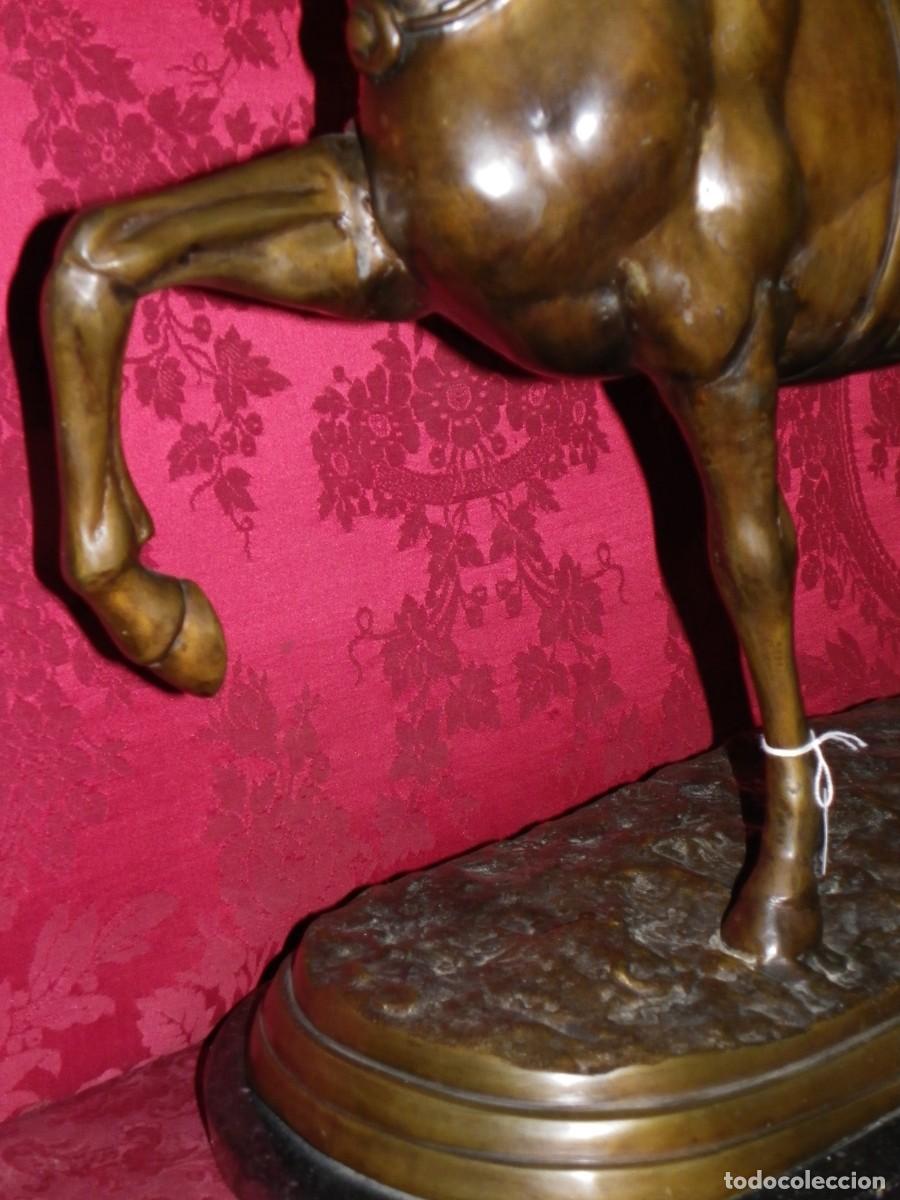 Arte: Caballo de doma en bronce antiguo - Foto 18