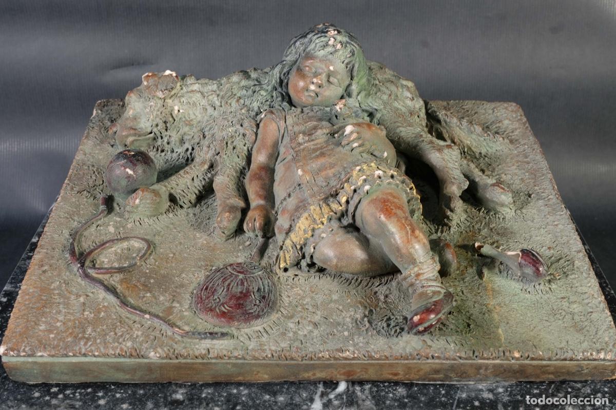 Arte: Relieve ni&ntilde;a con perro en resina - Foto 7