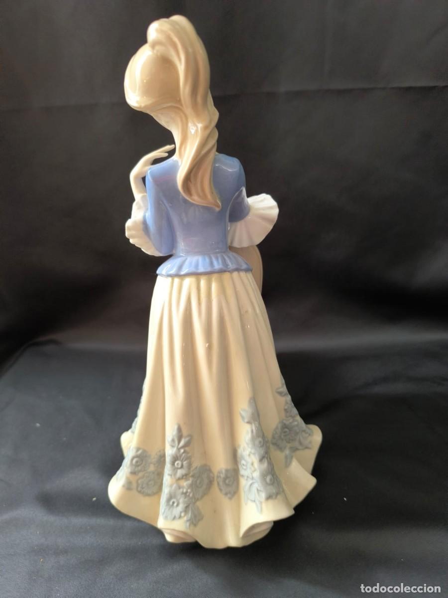 Arte: figura de joven dama con silla - Foto 2