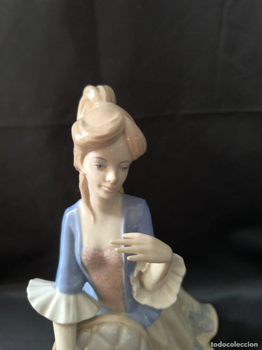 Arte: figura de joven dama con silla - Foto 4