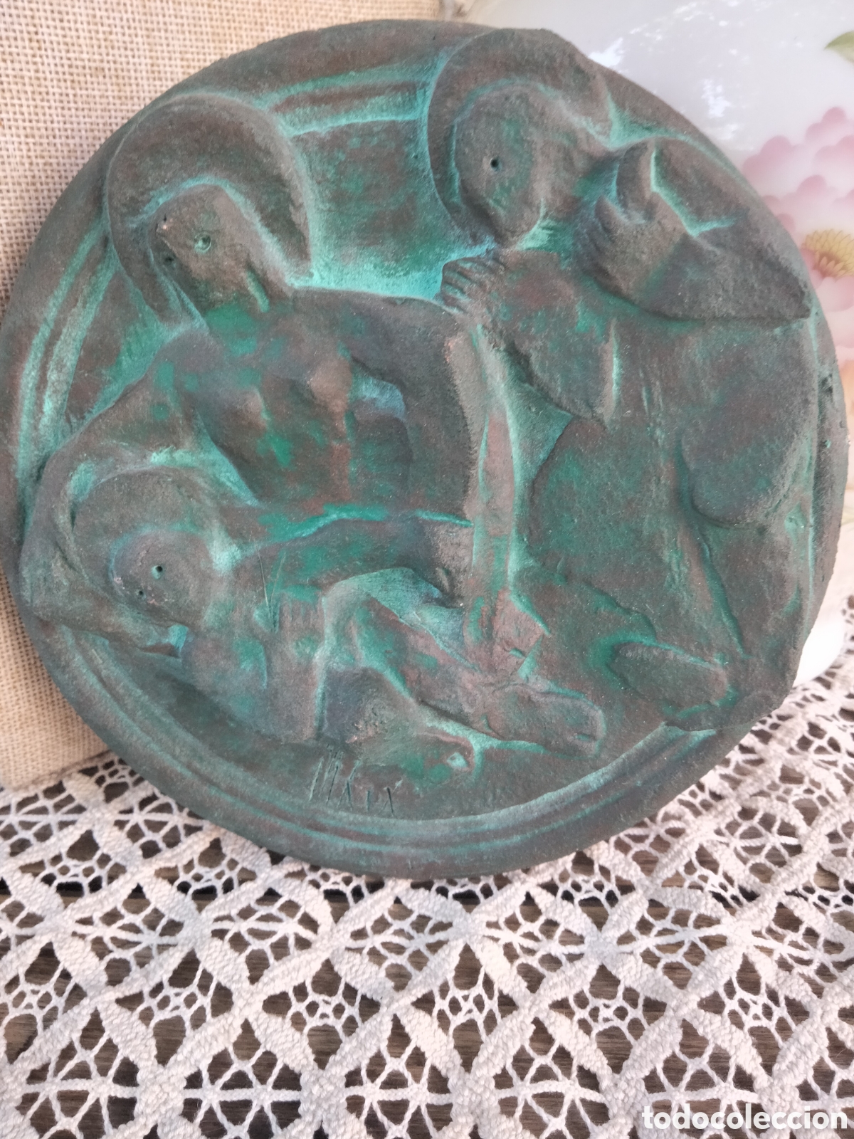 Arte: Gran medallon de terracota en relieve Nacimiento obra de Juan Martinez Lax