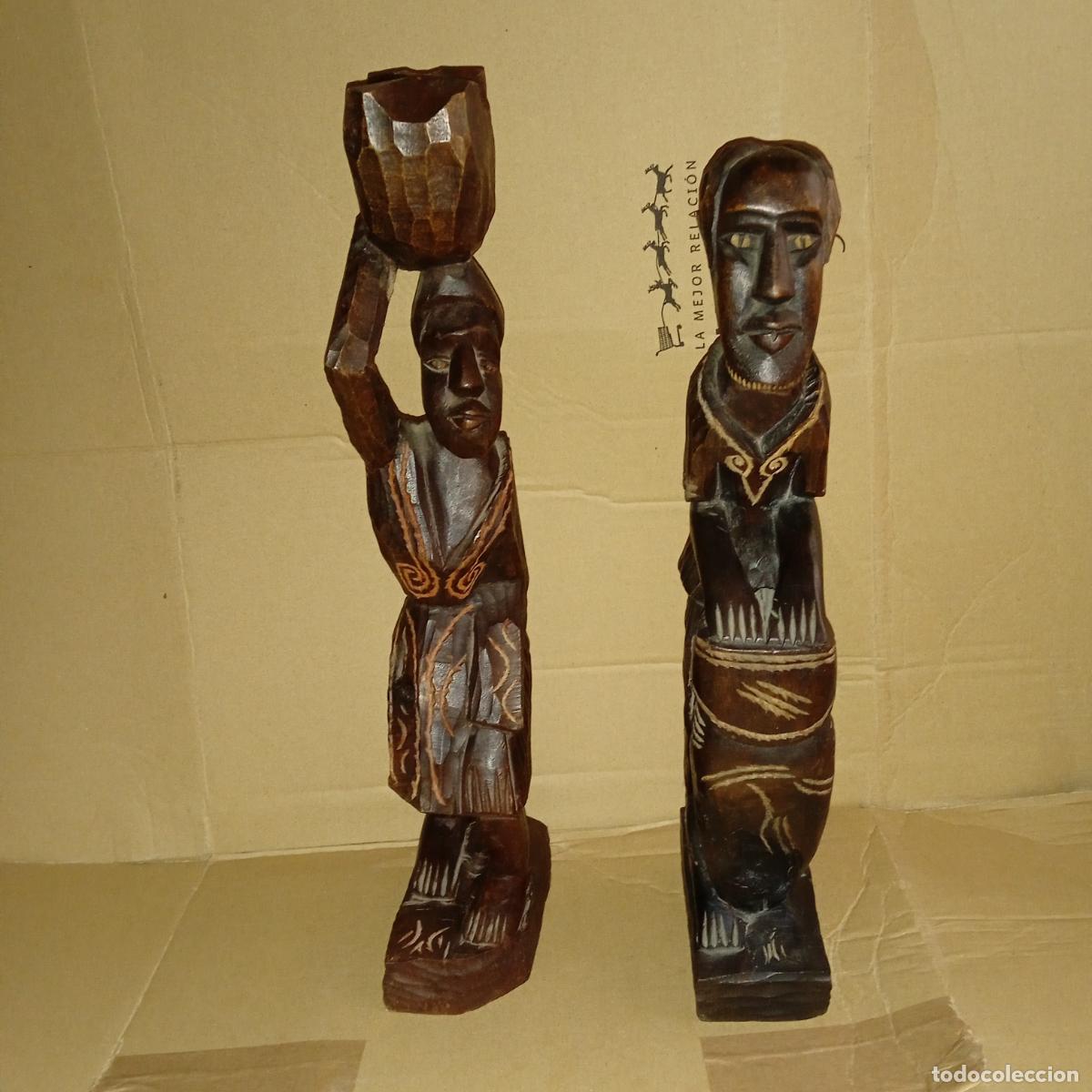 Arte: Pareja de Figuras africanas talladas en madera. 44 y 41 cm. de altura.