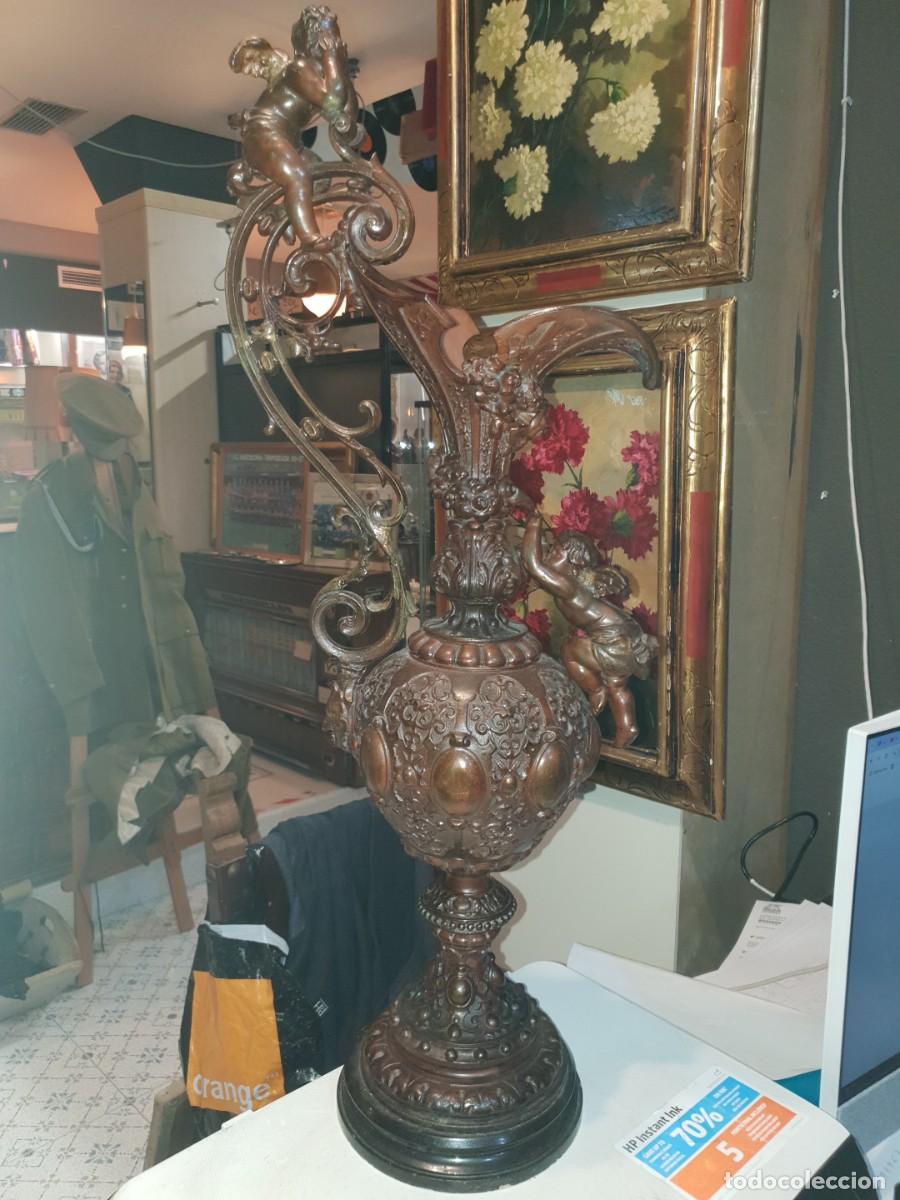 Arte: Jarron de bronce patinado con querubines - Foto 1
