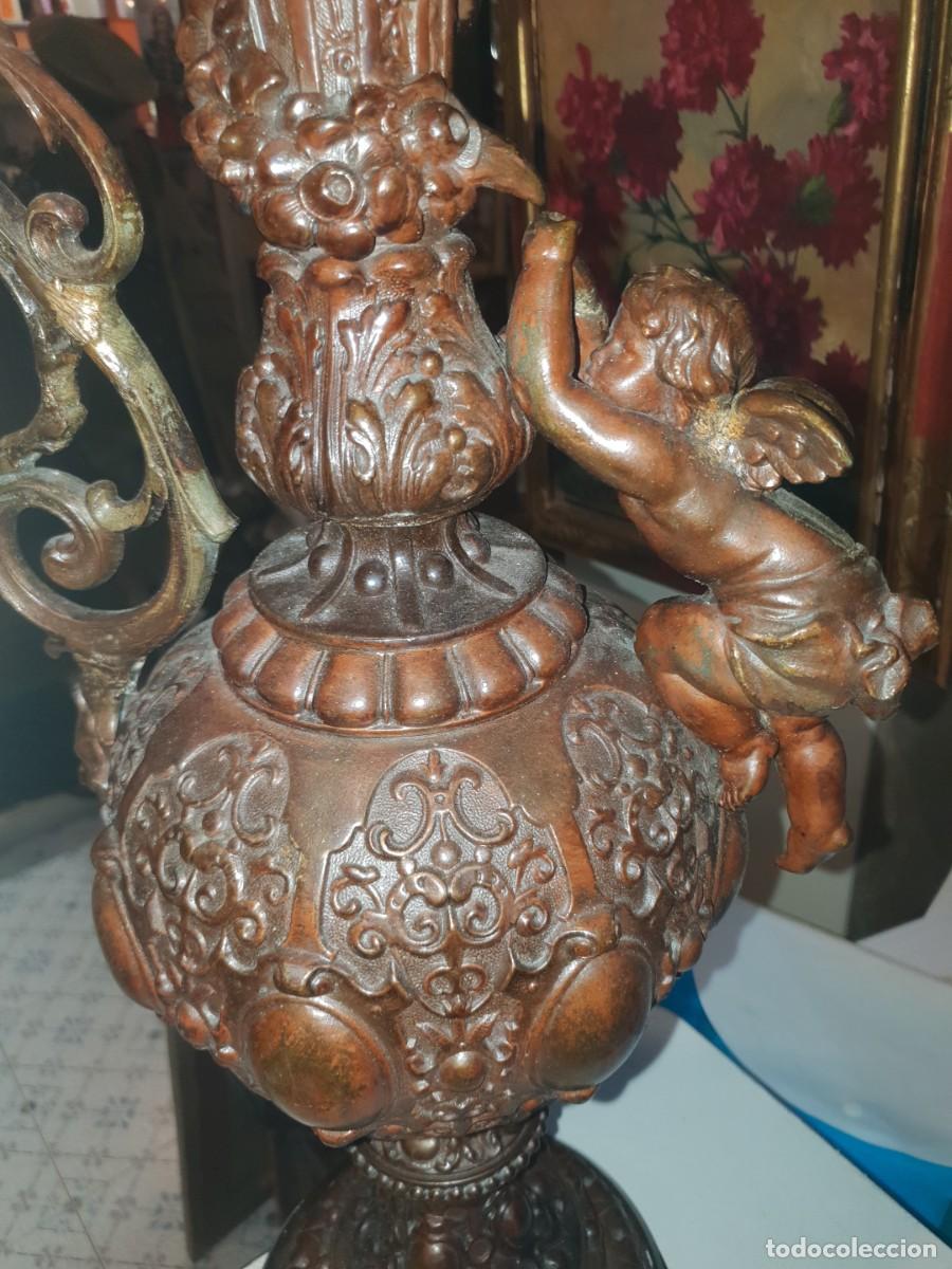 Arte: Jarron de bronce patinado con querubines - Foto 3