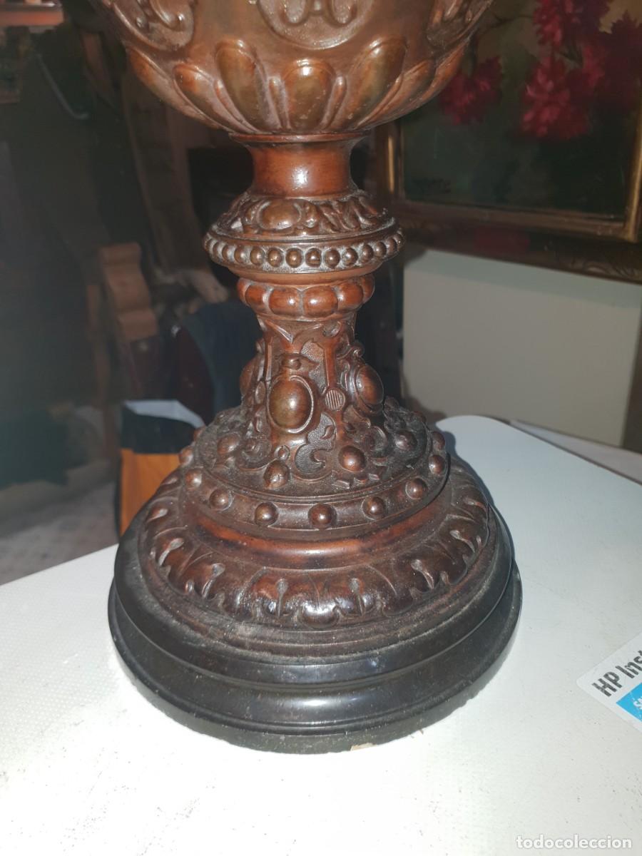 Arte: Jarron de bronce patinado con querubines - Foto 4