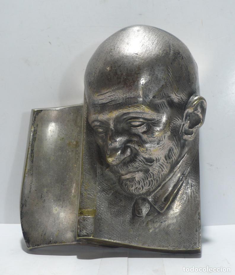 Arte: CABEZA DE BRONCE SOBRE LIBRO - Foto 1
