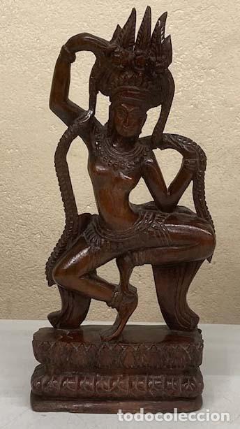 Arte: Figura de Apsara danzando en madera noble - Foto 1