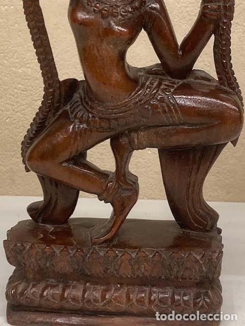Arte: Figura de Apsara danzando en madera noble - Foto 3