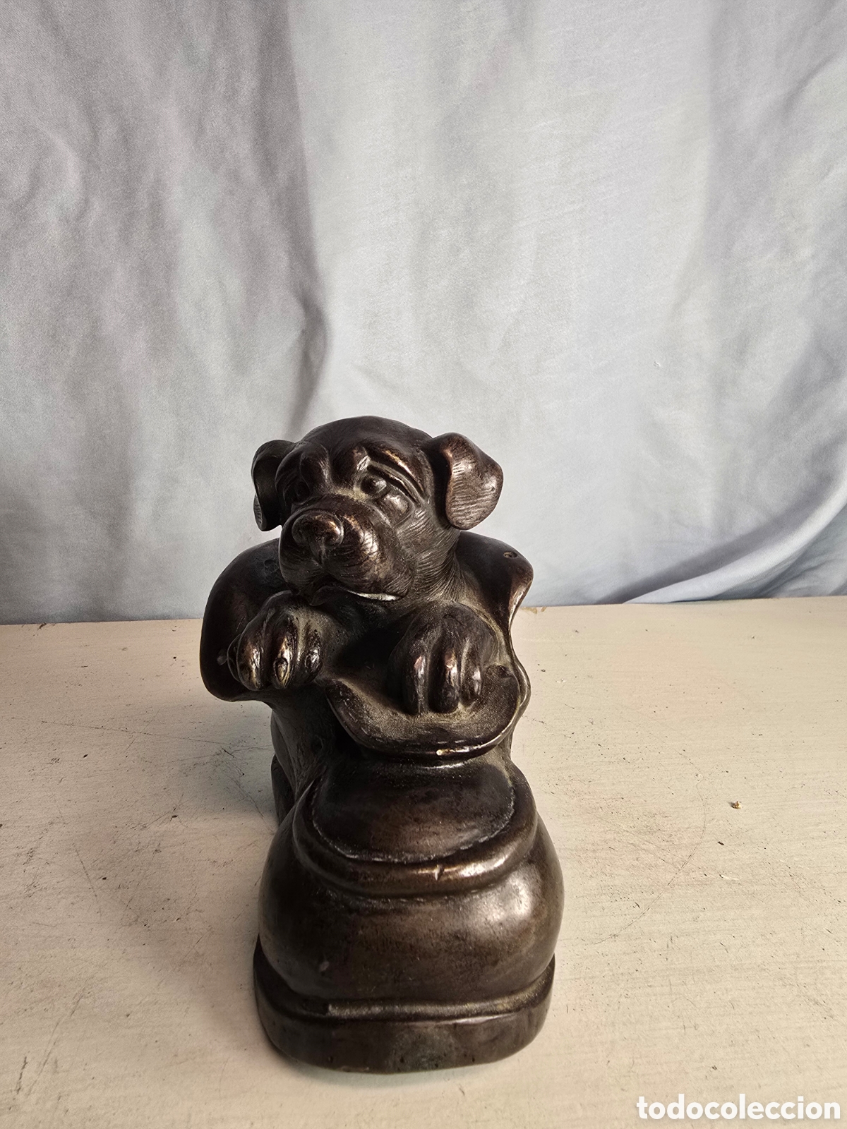 Arte: Escultura de botas con perro de bronce - Foto 2