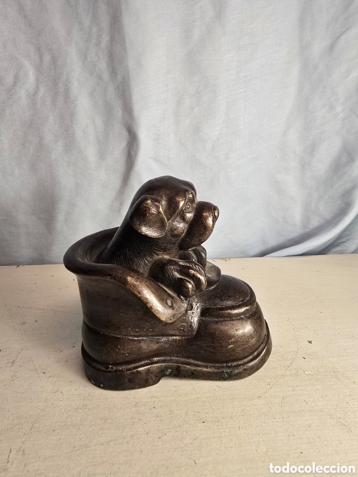 Arte: Escultura de botas con perro de bronce - Foto 3