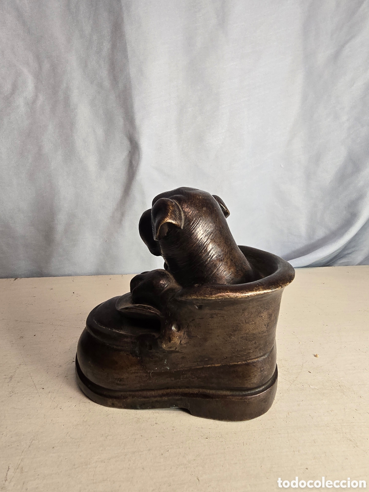 Arte: Escultura de botas con perro de bronce - Foto 4