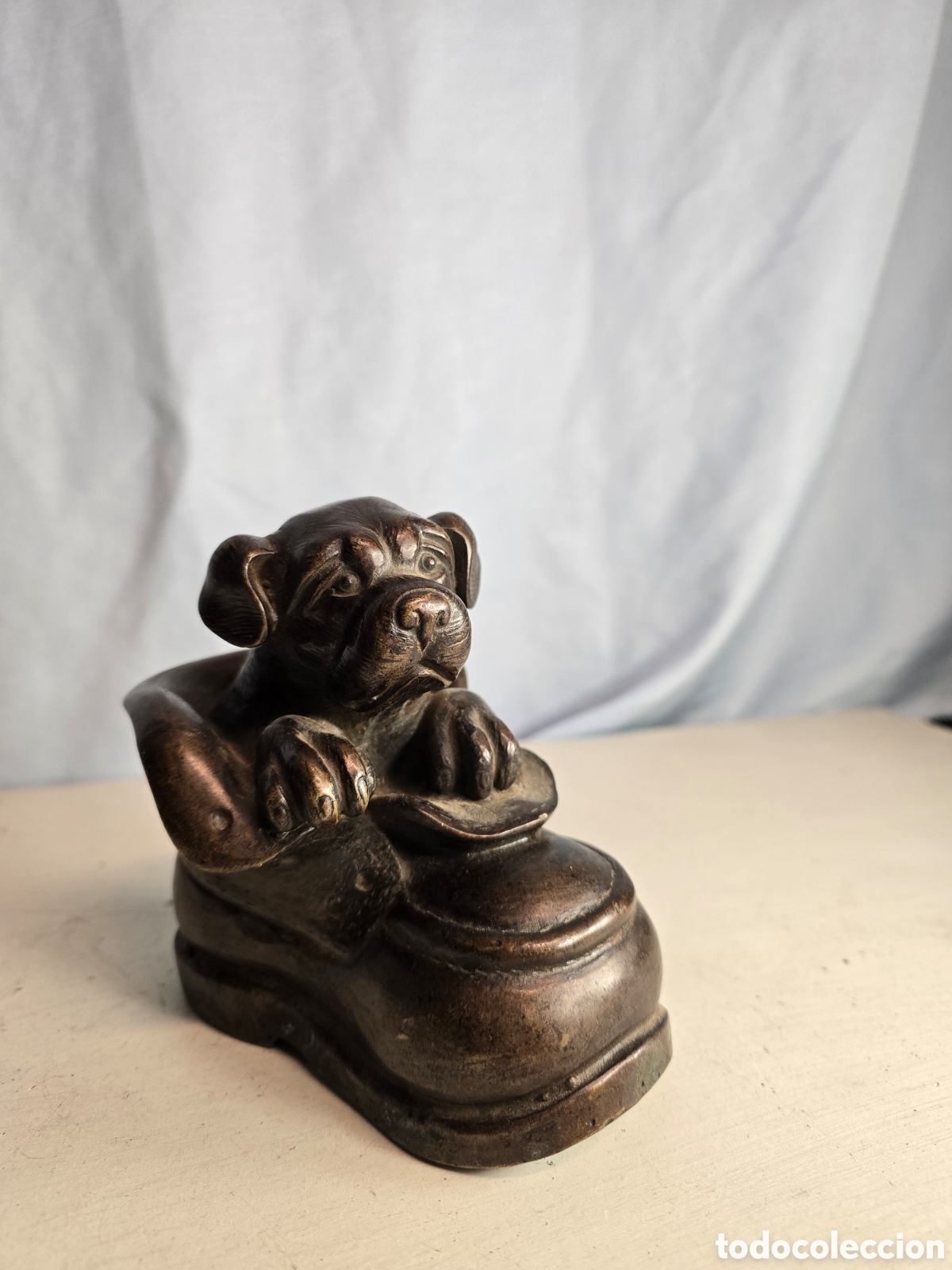 Arte: Escultura de botas con perro de bronce - Foto 5