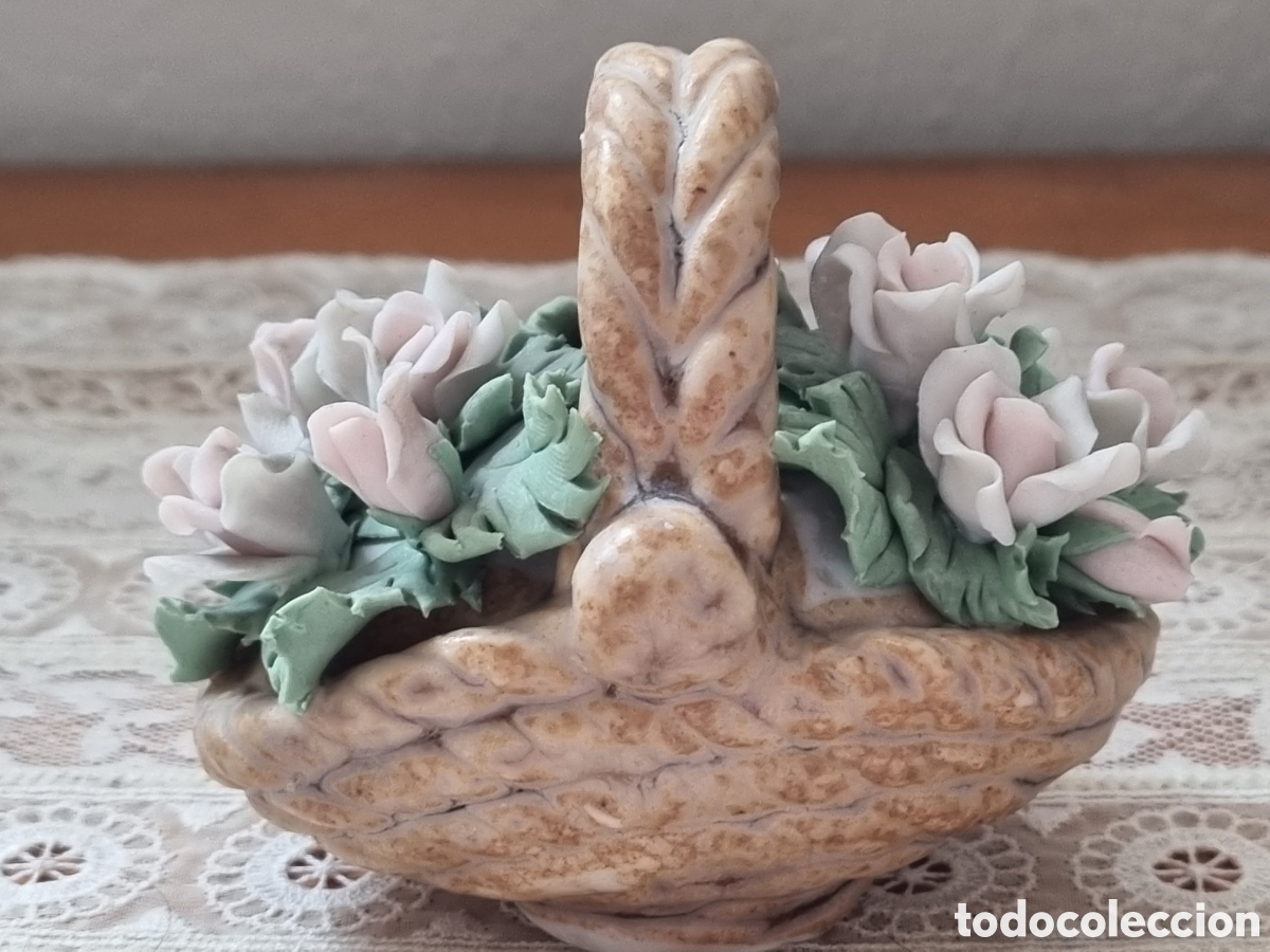 Arte: Capodimonte (Italia). Figura de cesta con rosas. A&ntilde;os 80. Perfecta.