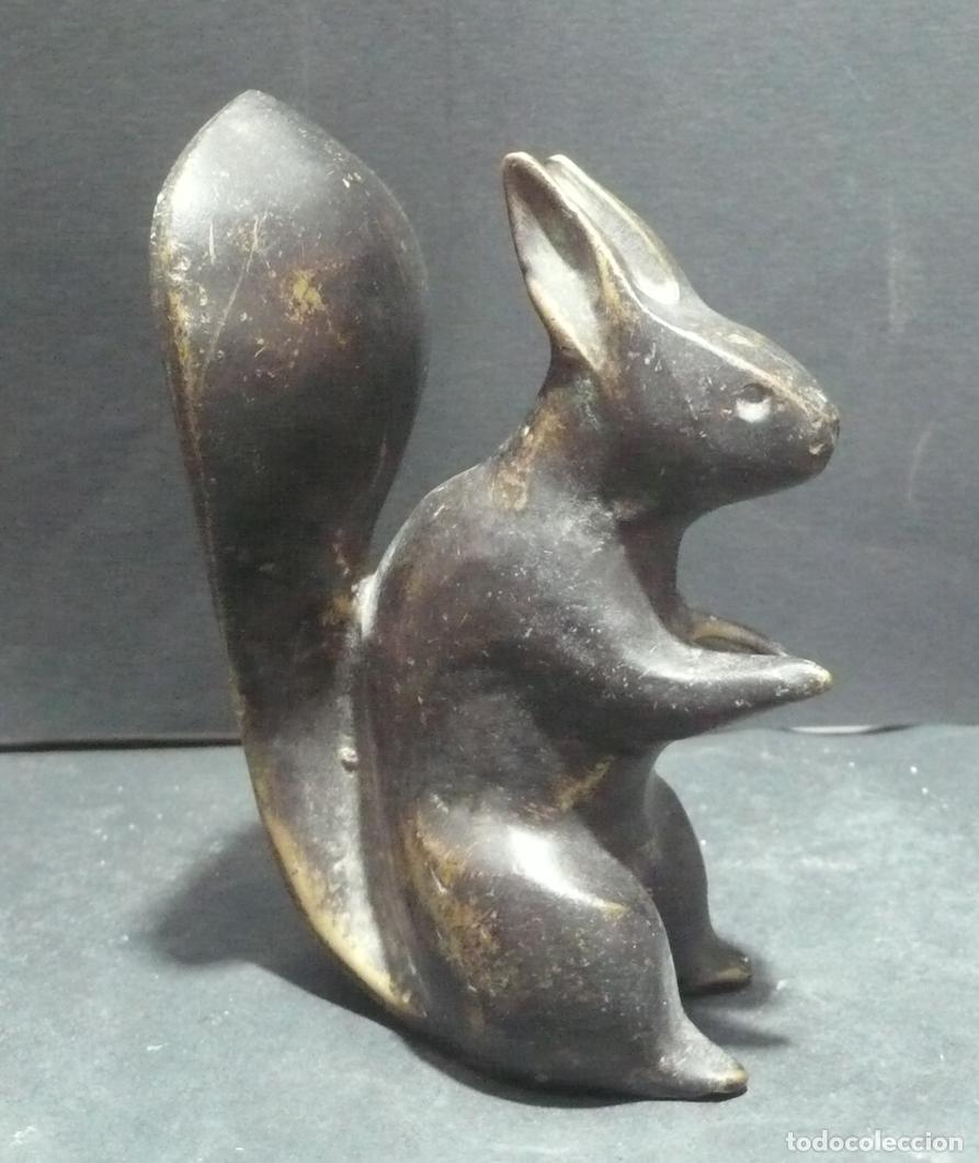 Arte: PEQUE&Ntilde;A ARDILLA EN BRONCE - Foto 1