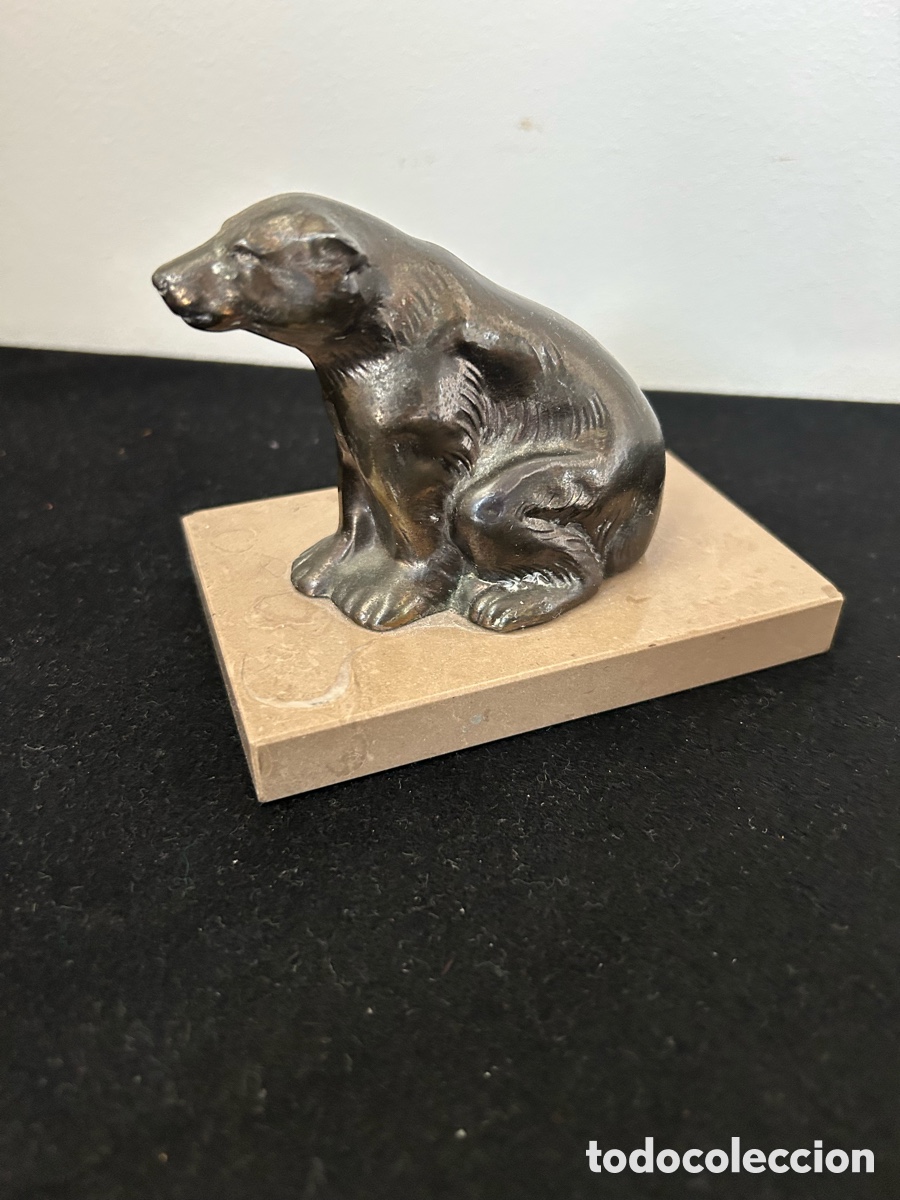Arte: Oso sentado de bronce