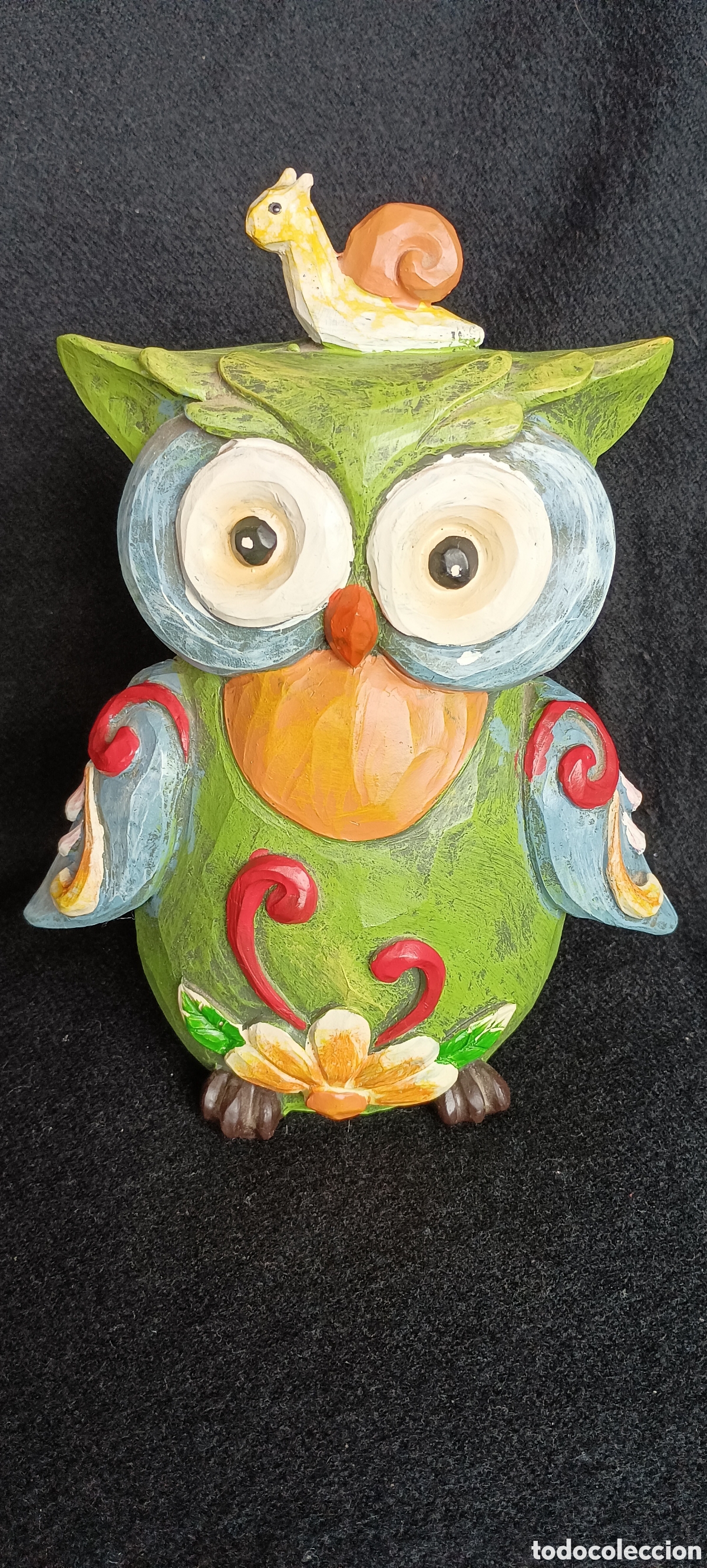 Arte: Escultura b&uacute;ho con caracol de madera y pintada