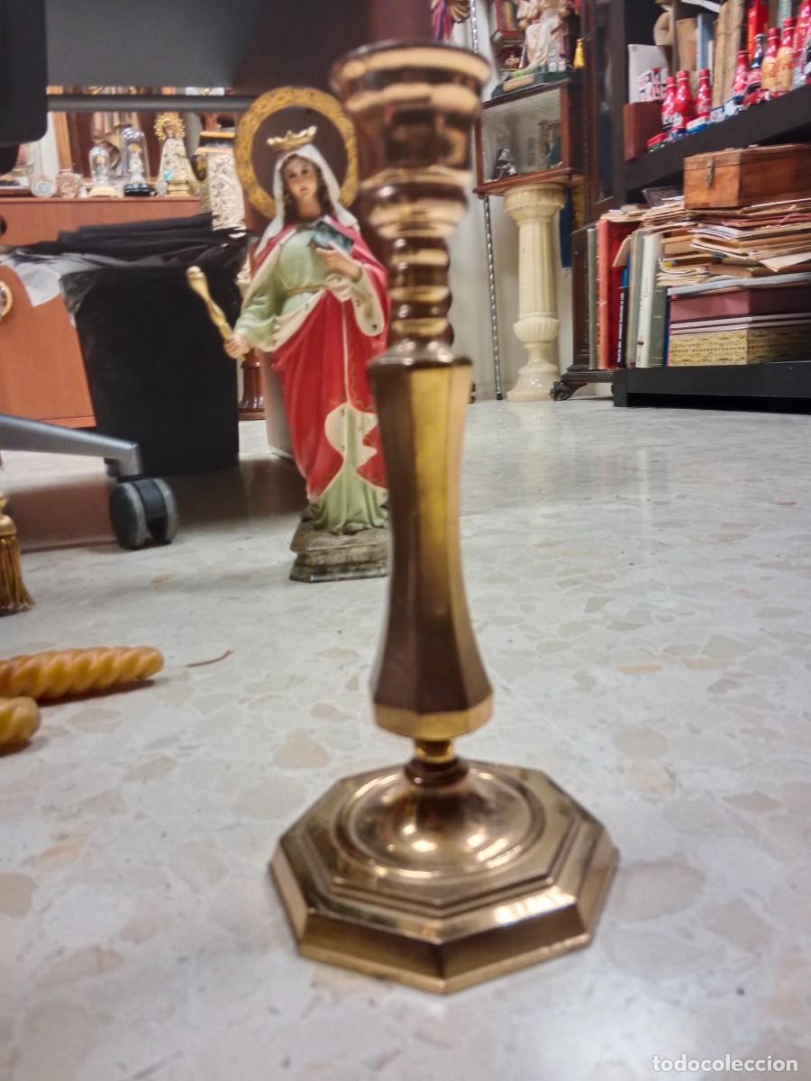 Arte: PAREJA DE CANDELABROS DE BRONCE DE BASE OCTOGONAL - Foto 2