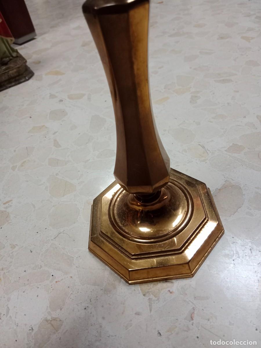 Arte: PAREJA DE CANDELABROS DE BRONCE DE BASE OCTOGONAL - Foto 3