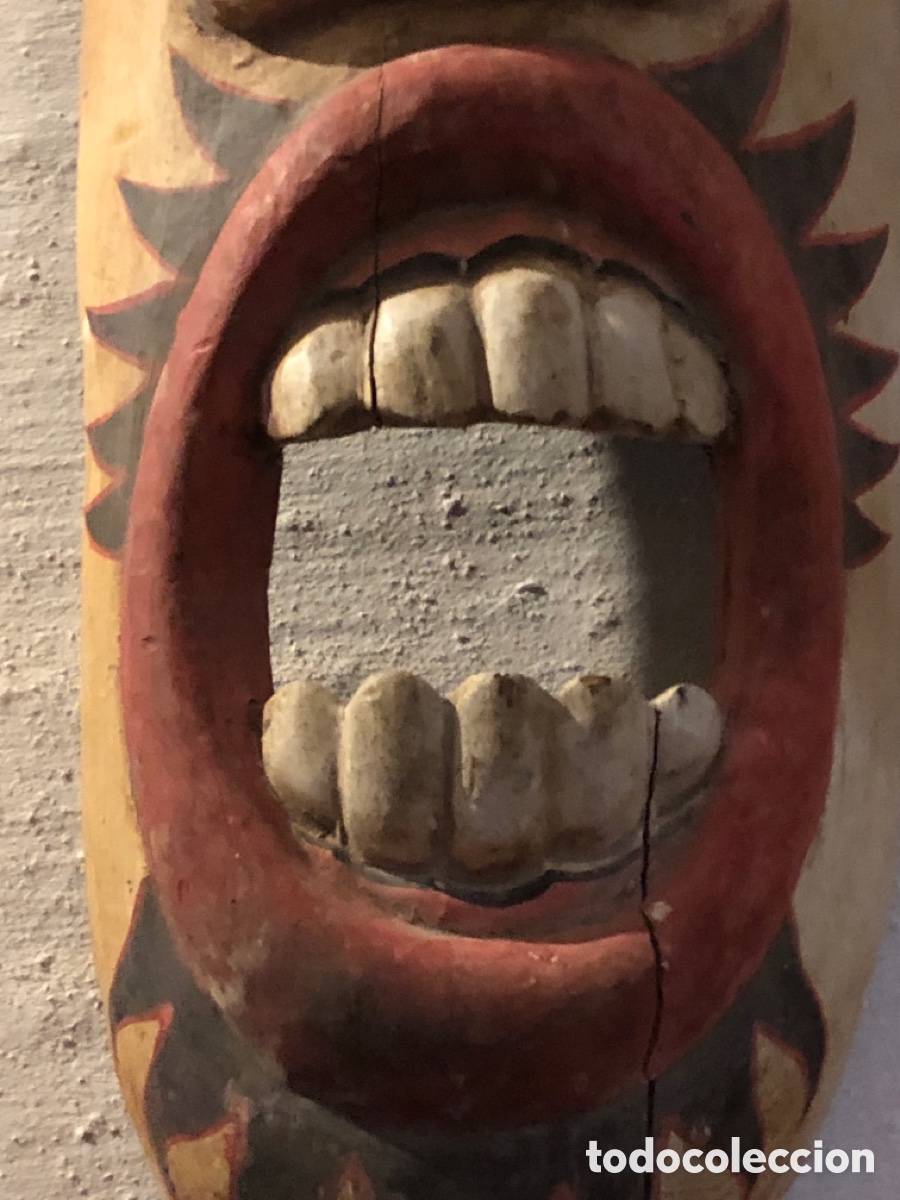 Arte: 100 cm &bull; Antigua y gigante m&aacute;scara totem &bull; madera policromada &bull; Indonesia Barong