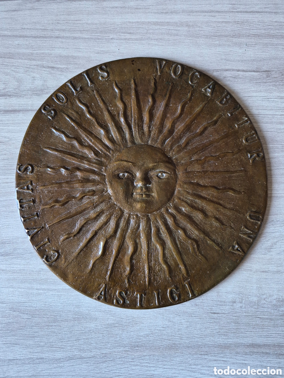 Arte: Escudo Escultura SOL Bronce Astigi - Ecija - Sevilla - Siglo XIX - 29 cm. - 3,8 Kl. - Excelente .