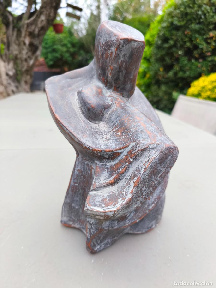 Arte: Escultura abstracta figura femenina