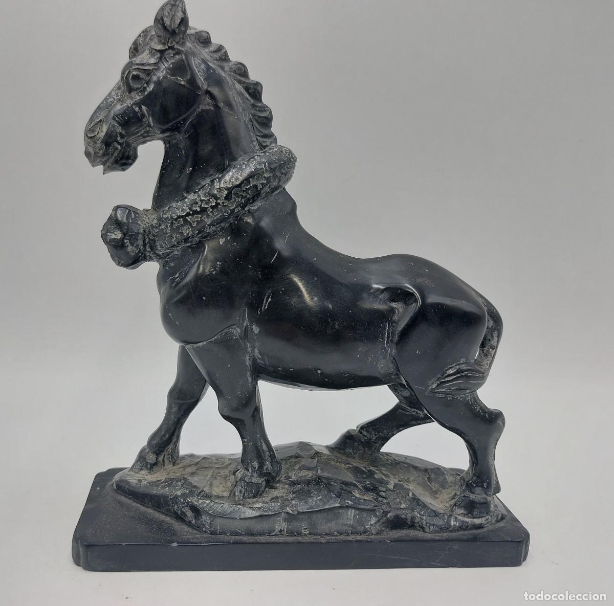 Arte: ANTIGUO CABALLO DE M&Aacute;RMOL CON PEANA.