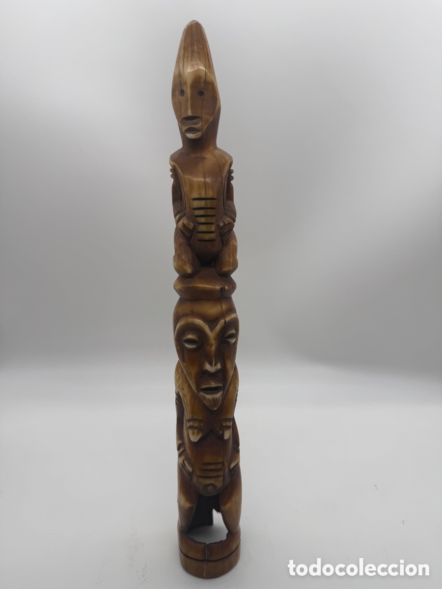 Kunst: Escultura tribal africana de hueso tallado y te&ntilde;ido