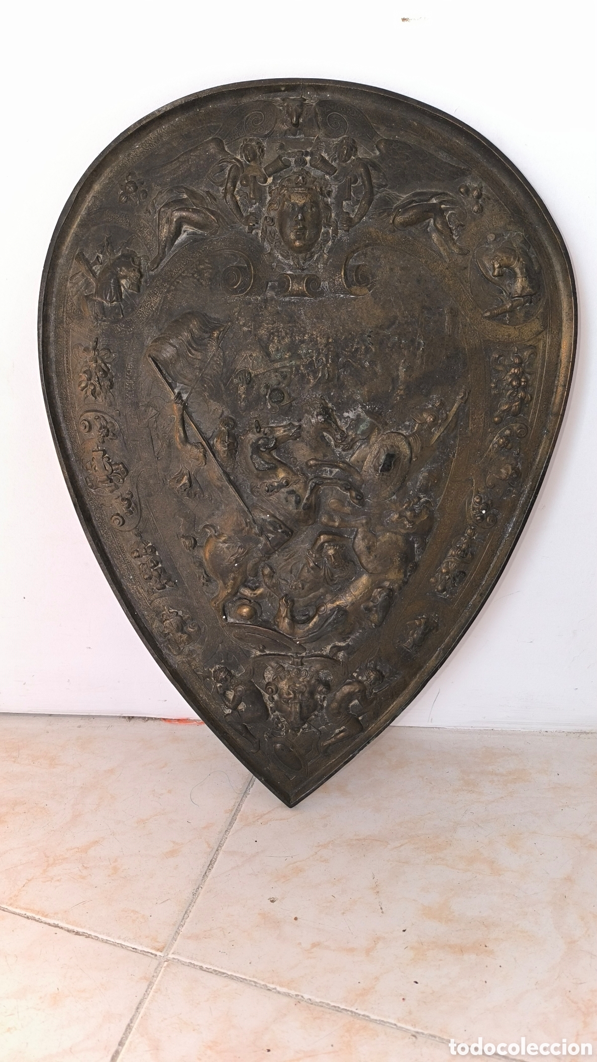 Art: Escudo bronce en relieve escena batalla estilo clasico