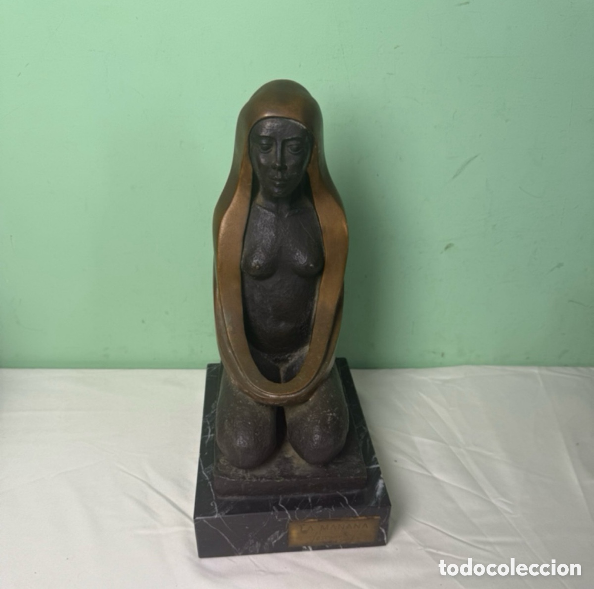 Arte: JOS&Eacute; MANUEL. Escultura Mujer desnuda de Bronce patinado y dorado / firmada y numerada.
