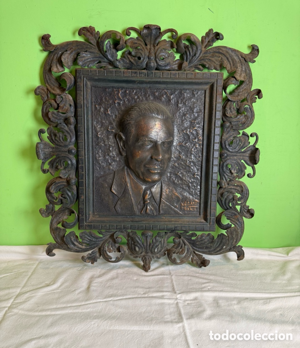 Arte: Antiguo busto o retrato en relieve de cobre repujado a mano grabado Vidal dino y fechado 1952.