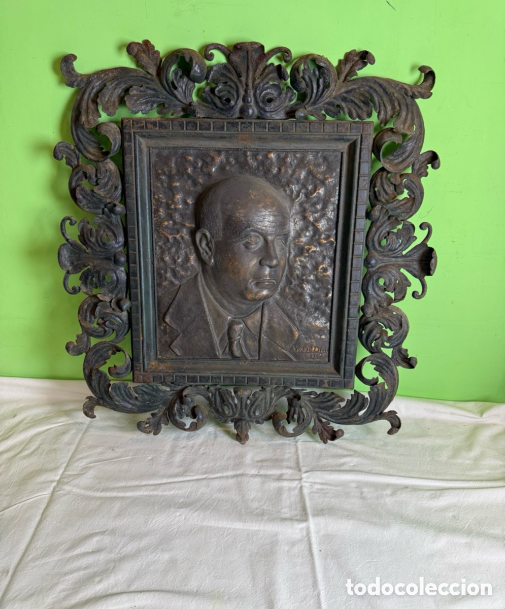 Art: Antiguo busto o retrato en relieve de cobre repujado a mano grabado Vidal dino y fechado 1952.