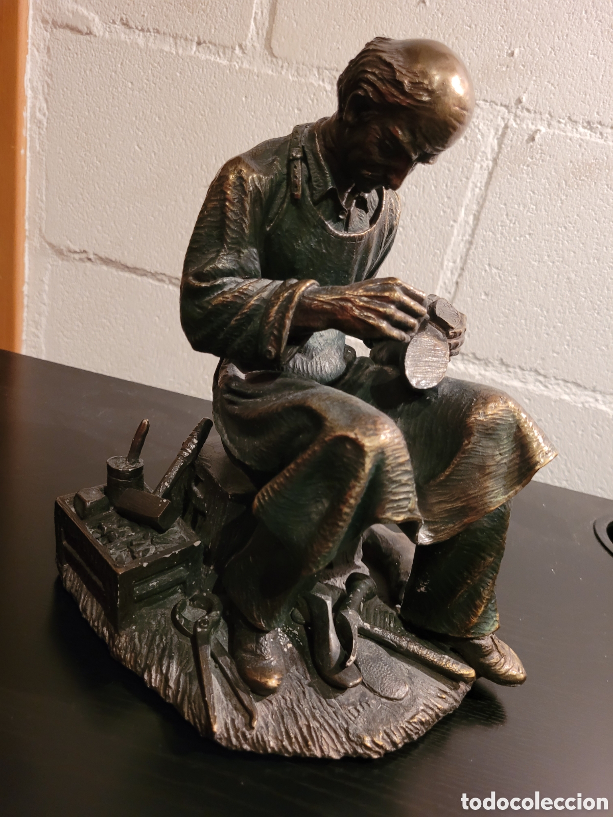 Arte: ESCULTURA de BRONCE : ZAPATERO ARTESANO
