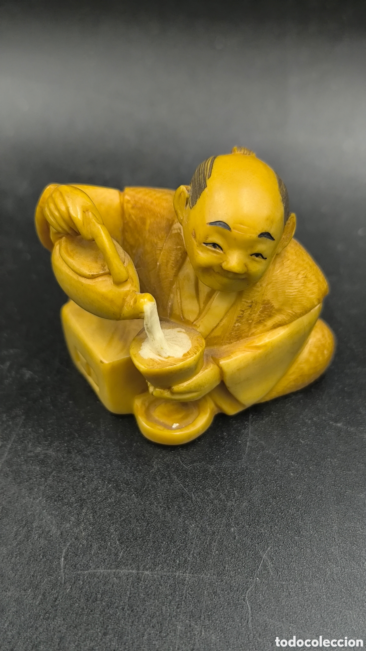 Kunst: Antiguo netsuke sentado sirviendo t&eacute;. 4 cm firmado en base