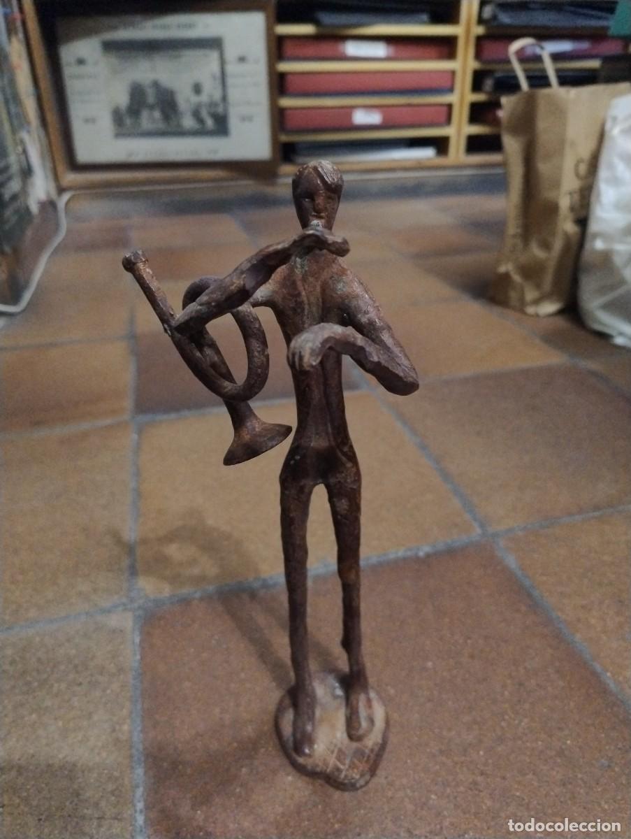 Art: Figura en hierro forjado, m&uacute;sico. Pesa unos 800 gr Unos 26 cm de alto