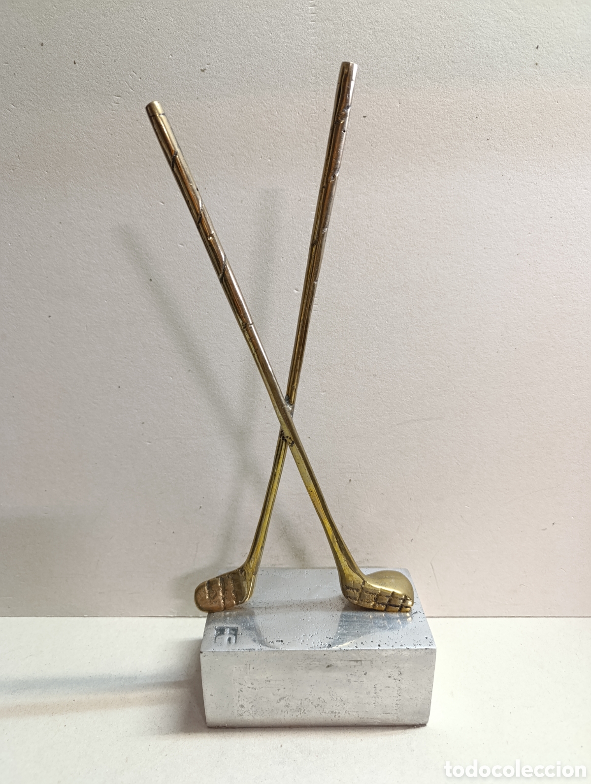 Arte: ESCULTURA DE GOLF. REPRESENTA 2 PALOS CRUZADOS. EN VRONCE Y BASE DE METAL. FIRMADO