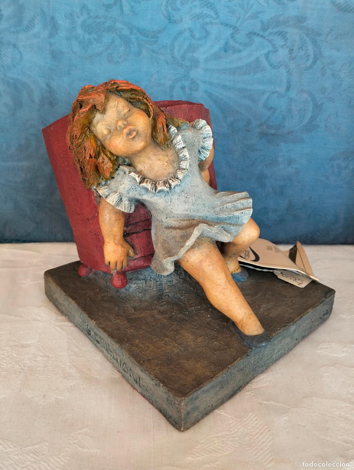 Art: Figura escultura decorativa vintage Cristiani obras con distinci&oacute;n ni&ntilde;a c&oacute;moda roja Catalonia resina