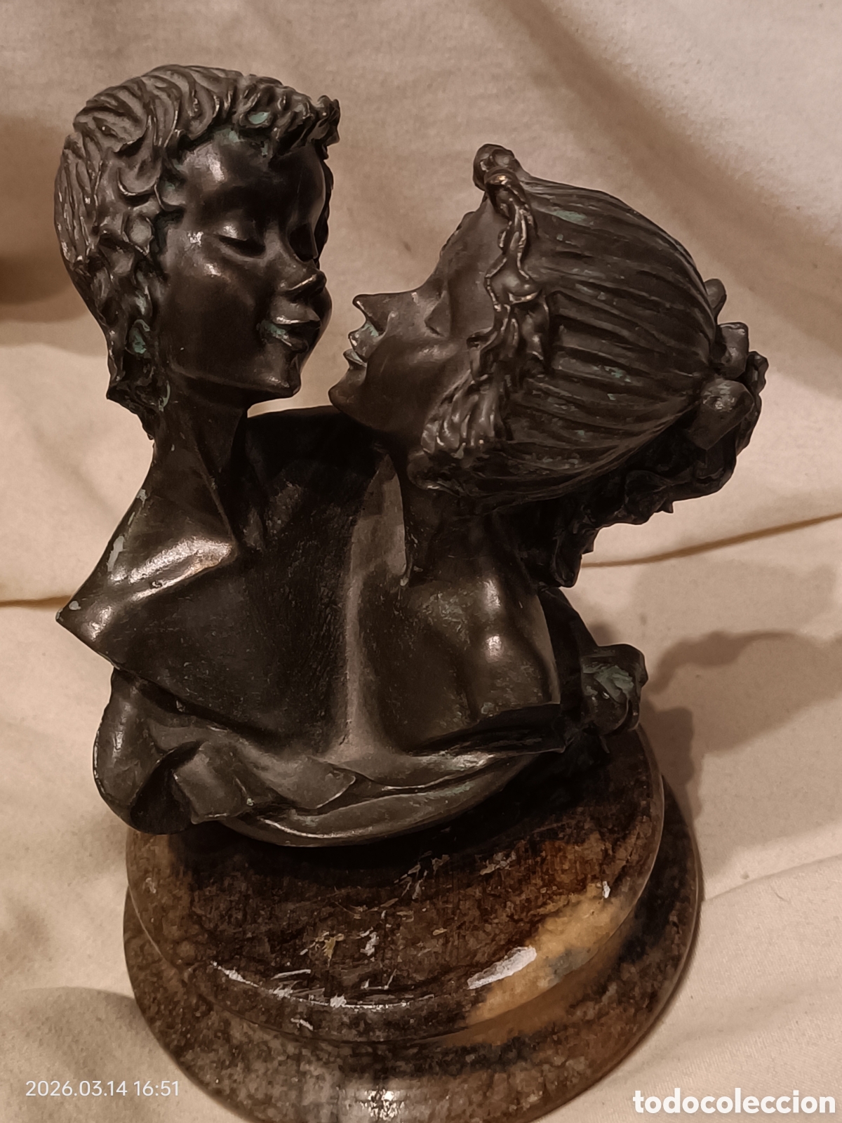 Art: escultura de pareja en situacion de besarse