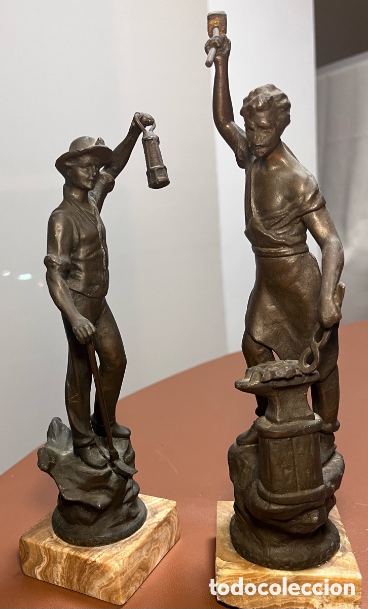 Arte: Esculturas de broce, figuras de oficios.