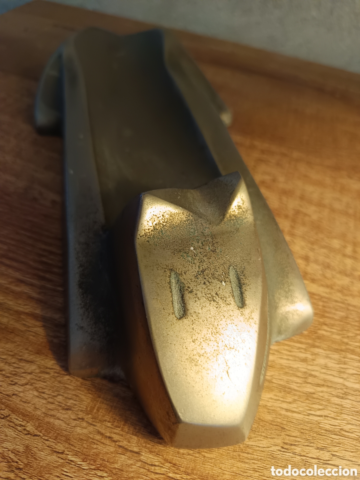 Kunst: ESCULTURA MET&Aacute;LICA DEL COBI DE MARISCAL PARA LA CAM. FIRMADA. VER FOTOS Y DESCRIPCI&Oacute;N.