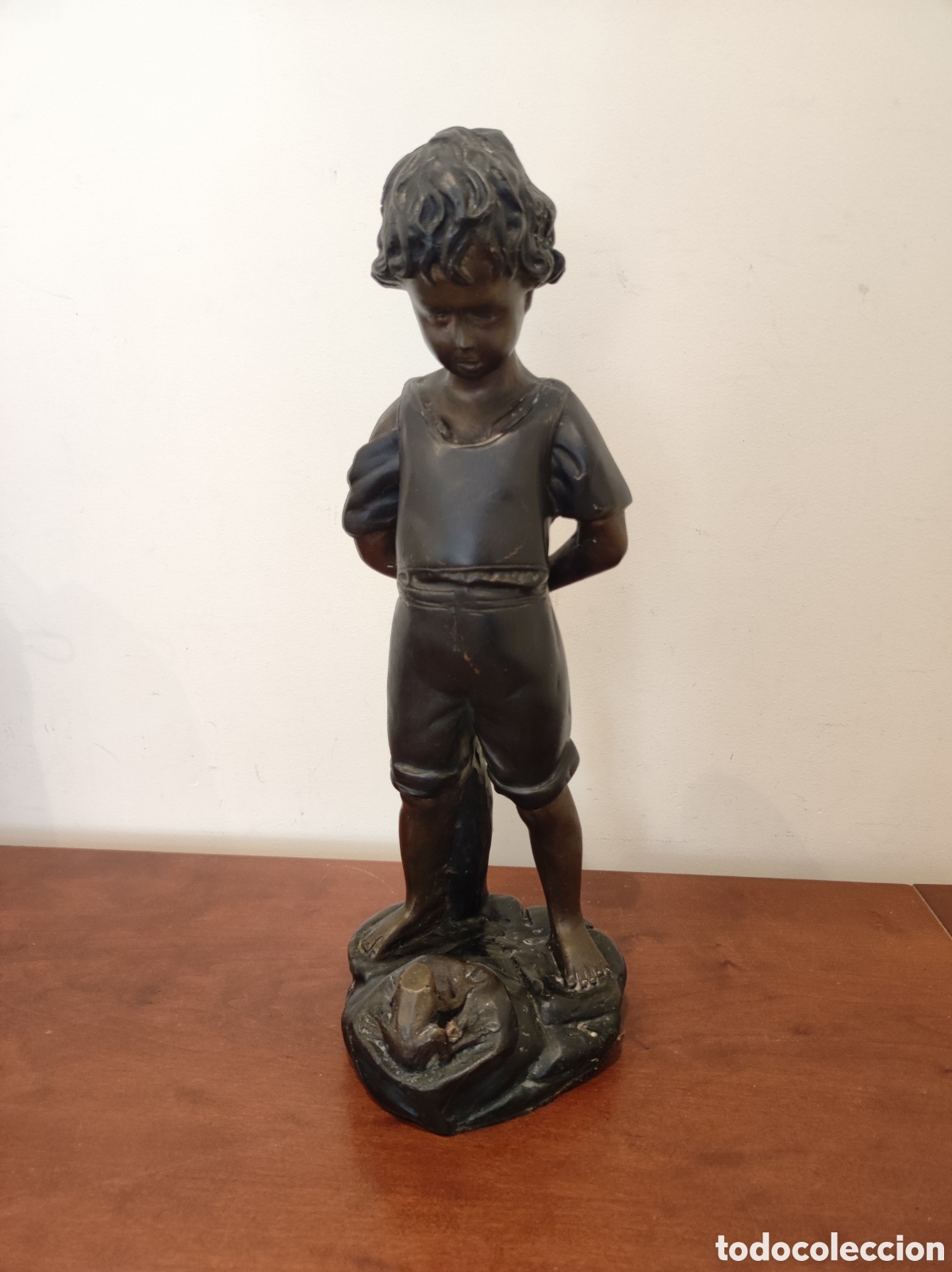 Arte: Bonita figura ni&ntilde;o con rana de bronce