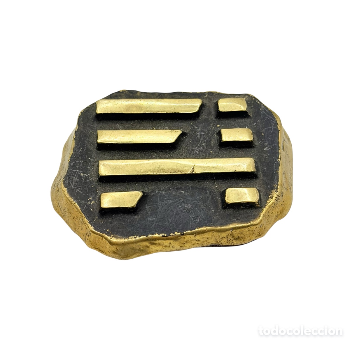 Arte: Logotipo Brutalista de Bronce