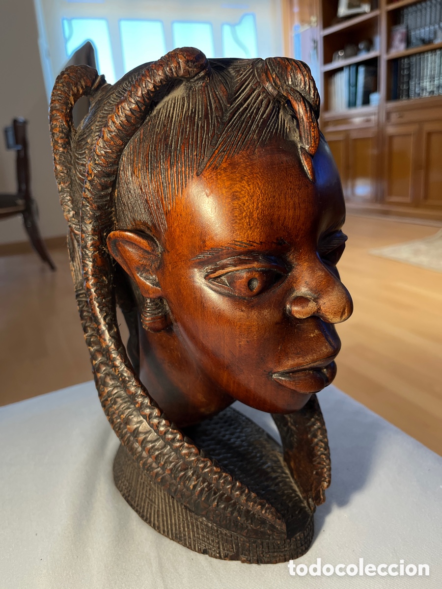 Arte: Busto de mujer africana con intrincado peinado